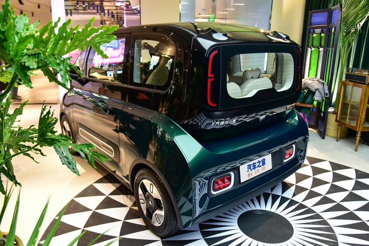 Bên sườn, KiWi EV của Tống Thiến thiết kế chỉ được trang bị 1 cửa với tay nắm cửa có thể bật lên/thụt xuống như ô tô điện hạng sang. Trong khi đó, phần nóc được thiết kế thẳng thớm nhất có thể và mở rộng đến đuôi xe, mang đến không gian nội thất rộng rãi cho hành khách ngồi trên hàng ghế sau.