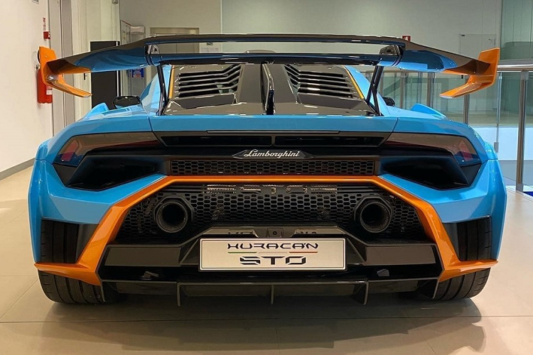 Chiếc siêu xe Lamborghini Huracan STO đầu tiên về nước sở hữu màu xanh Blu Laufey, đây là bộ áo đặc trưng của các dòng xe Huracan STO hiện tại, ngoài ra còn có các chi tiết viền vàng và trắng cũng như sợi carbon được đắp bên ngoài xe khá nhiều.