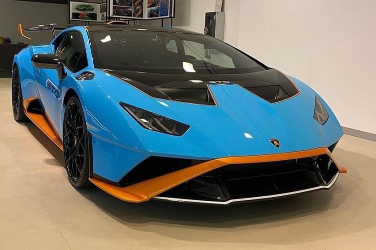 Chưa hết, siêu xe Lamborghini Huracan STO còn có màn hình giải trí lớn, vô lăng thiết kế lại và bảng đồng hồ theo phong cách xe đua. Lamborghini Huracan phiên bản STO sử dụng đến 75% là sợi carbon nên sở hữu trọng lượng chỉ ở mức 1.339 kg, nhẹ hơn Huracan Performante đến 43 kg.