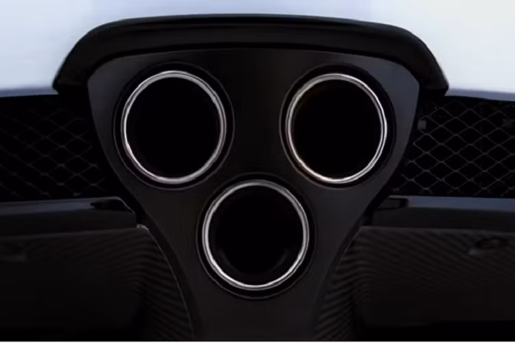 Mặc dù được giới chuyên môn đánh giá cao về hiệu suất cũng như thiết kế nhưng Lexus chỉ sản xuất giới hạn 500 chiếc từ 2010-2012 trên toàn thế giới, gồm 150 chiếc đặt chân tới Mỹ. Hiện tại cái tên Lexus LFA trở thành mẫu xe hàng hiếm ở thị trường Mỹ. Giá của chúng khoảng 300,000USD đến 500,000USD.