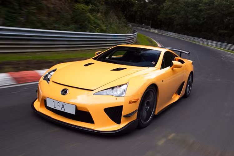 Với sức mạnh này, Lexus LFA có thể tăng tốc từ 0-100 km/h chỉ trong 3,7 giây và đạt tốc độ tối đa 326 km/h.