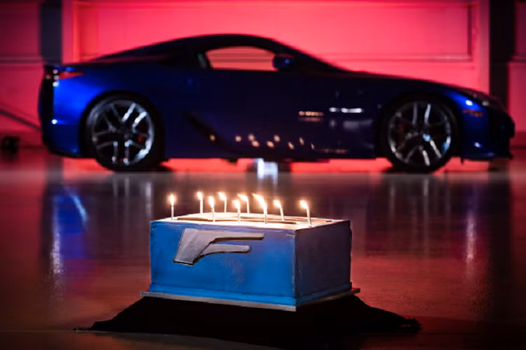 Trong đó, người xem được ngắm lại thiết kế tuyệt hảo của mẫu siêu xe được xem là tuyệt tác của Lexus dù đã 10 năm tuổi. Hấp dẫn hơn là mọi người được nghe lại âm thanh cực hay từ khối động cơ V10 của Lexus LFA hạng sang vốn được tinh chỉnh để gần giống tiếng xe đua F1.