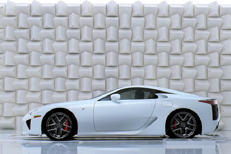 LFA cũng là mẫu xe duy nhất sản xuất hàng loạt của Lexus hay Toyota được trang bị động cơ V10 4.8 lít nạp khí tự nhiên có tên mã 1LR-GUE, được thiết kế với sự hợp tác của Yamaha. LFA có công suất lên tới 560 mã lực và mô-men xoắn cực đại 480 Nm. Sức mạnh được truyền xuống cầu sau qua hộp số tự động 6 cấp.