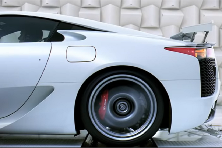 Thương hiệu xe sang của Toyota hoàn thành nguyên mẫu của Lexus LFA đầu tiên vào năm 2003. Một năm sau đó, mẫu siêu xe lắp động cơ V10 được đưa vào thử nghiệm trên đường đua Nurburgring.