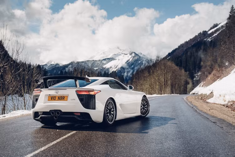 Tiếp nối tiếng vang do Lexus LFA mang lại, hãng xe Nhật tiếp tục tung ra biến thể tập trung vào đường đua hơn mang tên LFA Nurburgring Edition.