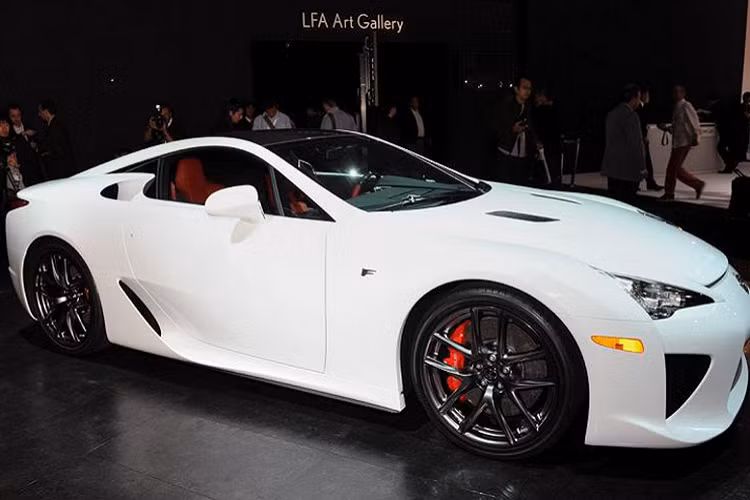 Siêu xe Lexus LFA được đánh giá là chiếc xe thể thao hòan hảo nhất mà thương hiệu Lexus từng tạo ra. Dự án xe thể thao Lexus LFA được thai nghén từ năm 2000 với sự chỉ đạo của kỹ sư trưởng Harahiko Tanashi, nhưng đến năm 2009 mới được Lexus trình làng dưới dạng xe thương mại tại triển lãm Tokyo Motor Show.