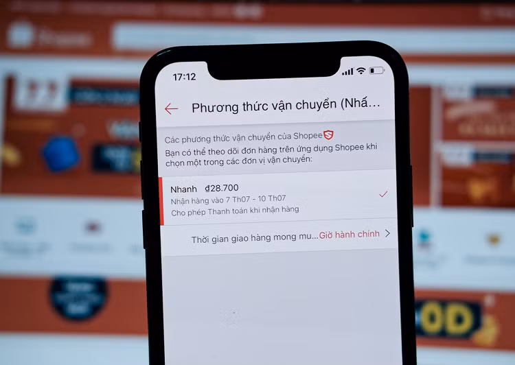 Nguoi dung to Shopee doc quyen van chuyen, xu ly don hang tre