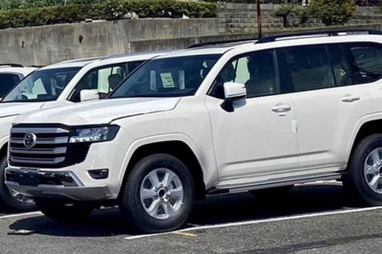 Giá bán giảm vì Land Cruiser 300 Series sẽ “gánh” ít thuế hơn, khi động cơ mới nhỏ hơn (giảm từ 4.6L xuống còn 3.5L). Được biết, thời gian từ phía đại lý dự trù giao xe trong tháng 9-10/2021 khi ký chờ. Theo kế hoạch, Land Cruiser thế hệ mới sẽ sớm được ra mắt trên thế giới trong tháng 5 sắp tới.