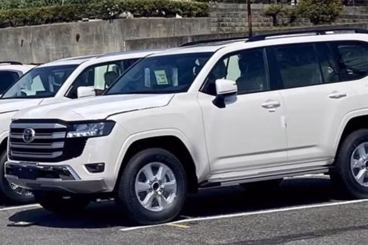 Giá bán giảm vì Land Cruiser 300 Series sẽ “gánh” ít thuế hơn, khi động cơ mới nhỏ hơn (giảm từ 4.6L xuống còn 3.5L). Được biết, thời gian từ phía đại lý dự trù giao xe trong tháng 9-10/2021 khi ký chờ. Theo kế hoạch, Land Cruiser thế hệ mới sẽ sớm được ra mắt trên thế giới trong tháng 5 sắp tới.