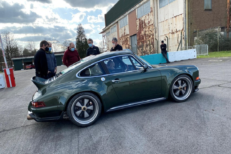 Nhà sáng lập và chủ tịch của Singer, Rob Dickinson, đã lấy chiếc xe đầu tiện này đi lái một vòng, và nói rằng ông ấy vô cùng vui mừng với kết quả là vẫn còn nhẹ. “Thật là một trải nghiệm tuyệt vời! Đội ngũ tài năng của chúng tôi đã tạo nên một kết quả đáng kinh ngạc”, Dickinson nói. “Tôi vui mừng thay cho các khách hàng của mình - chúng tôi sẽ đền đáp sự kiên nhẫn và tin tưởng to lớn của họ bằng một cỗ máy thực sự vượt trội”.