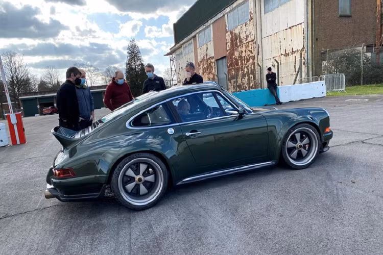 Nhà sáng lập và chủ tịch của Singer, Rob Dickinson, đã lấy chiếc xe đầu tiện này đi lái một vòng, và nói rằng ông ấy vô cùng vui mừng với kết quả là vẫn còn nhẹ. “Thật là một trải nghiệm tuyệt vời! Đội ngũ tài năng của chúng tôi đã tạo nên một kết quả đáng kinh ngạc”, Dickinson nói. “Tôi vui mừng thay cho các khách hàng của mình - chúng tôi sẽ đền đáp sự kiên nhẫn và tin tưởng to lớn của họ bằng một cỗ máy thực sự vượt trội”.