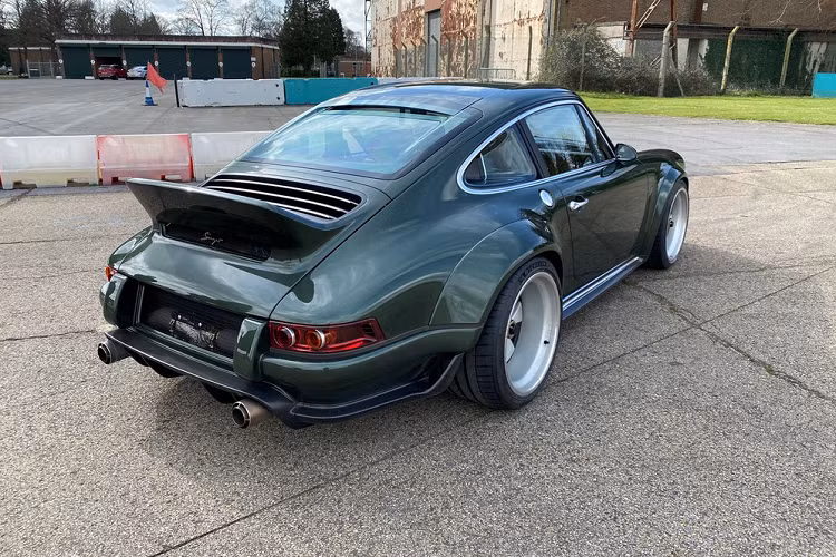 Chế tạo với sự hợp tác của một danh sách dài các đối tác kỹ thuật bao gồm Williams Advanced Engineering, Bosch, Michelin, Brembo, Hewland và BBS Motorsports, chiếc Porsche 911 DLS đặc biệt giao tới khách hàng đầu tiên của Singer được dựa trên một chiếc Porsche 911 đời 1989.