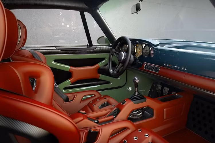 Về động cơ, chiếc xe có trang bị một động cơ hút khí tự nhiên 6 xi-lanh phẳng, dung tích 4.0 lít, sản sinh 500 mã lực mà có thể đạt tua máy lên tới 9.000 vòng/phút.