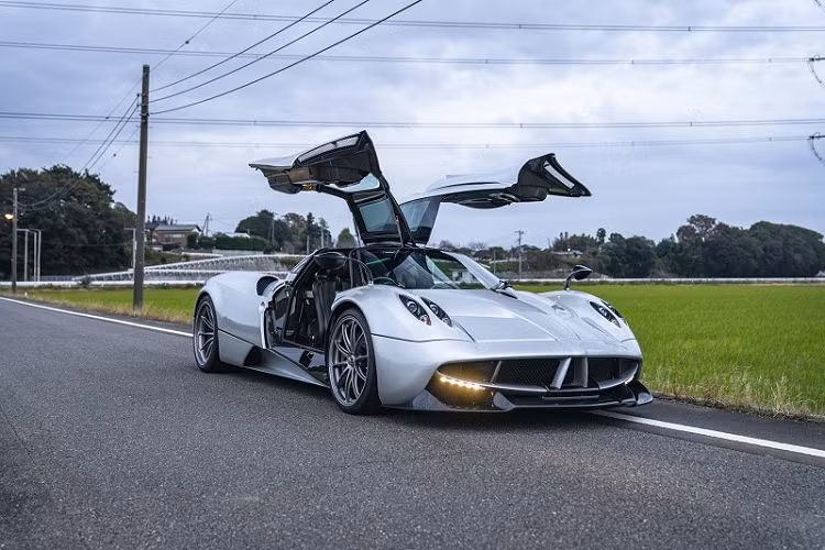 Chiếc Pagani Huayra hàng hiếm này xuất xưởng vào đầu năm 2011, là một trong những chiếc đầu tiên rời khỏi nhà máy của Pagani ở Ý. Sau đó nó được bàn giao đến một vị khách ở Nhật Bản và mới chỉ lăn bánh 3.532 km trong 10 năm qua.