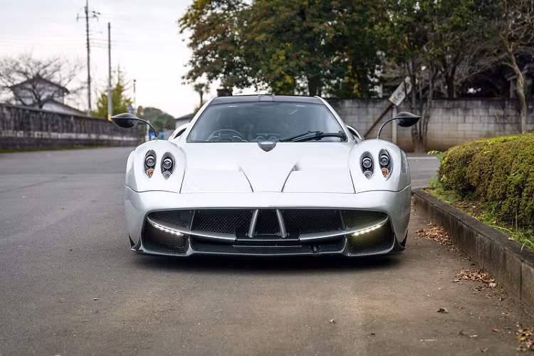 Tô điểm cho ngoại thất của chiếc siêu xe Pagani Huayra này là lớp sơn màu bạc kim loại cùng các chi tiết trang trí bằng sợi carbon đặc trưng.