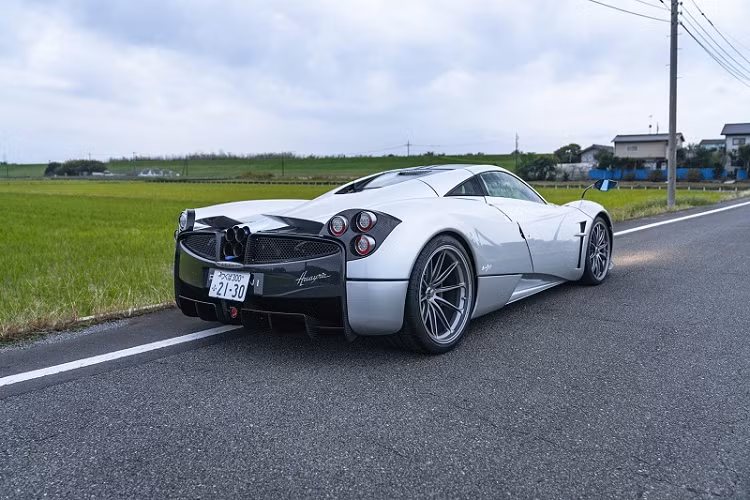 Khoang lái của Huayra cũng bắt mắt không kém với chất liệu da màu đen trên ghế ngồi cùng sợi carbon ở táp-lô, vô lăng, viền kính chắn gió, tấm ốp cửa và lưng ghế.