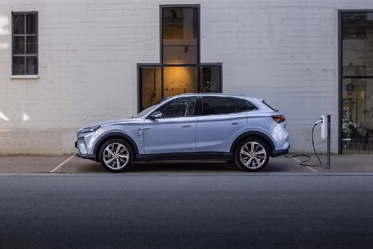 Trên đầu xe, MG Marvel R Electric được trang bị dải đèn LED định vị ban ngày kéo dài, ôm lấy nắp ca-pô và hốc gió táo bạo. Trong khi đó, cụm đèn pha chính của xe được đặt bên dưới, nằm thụt sâu trong hốc.