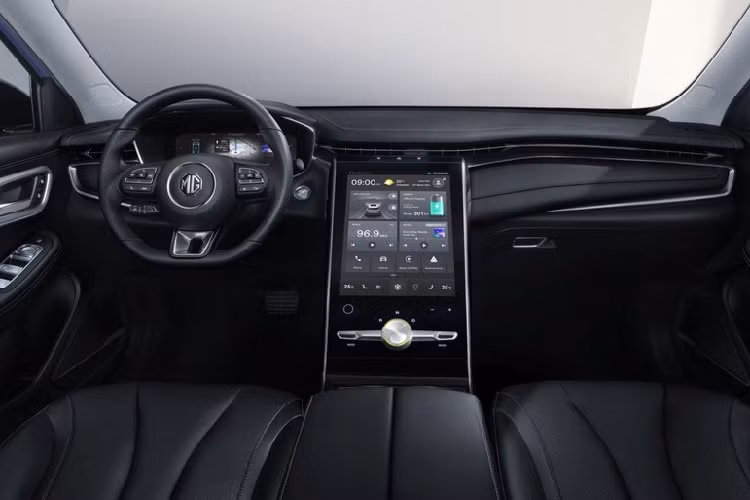 Vòng ra phía sau, chúng ta sẽ thấy đèn hậu thanh mảnh, nối liền với nhau, và đi kèm tạo hình mũi tên. Thêm vào đó là cánh gió mui, logo MG khá nhỏ trên cửa cốp và khe gió hình tam giác ở cản sau.