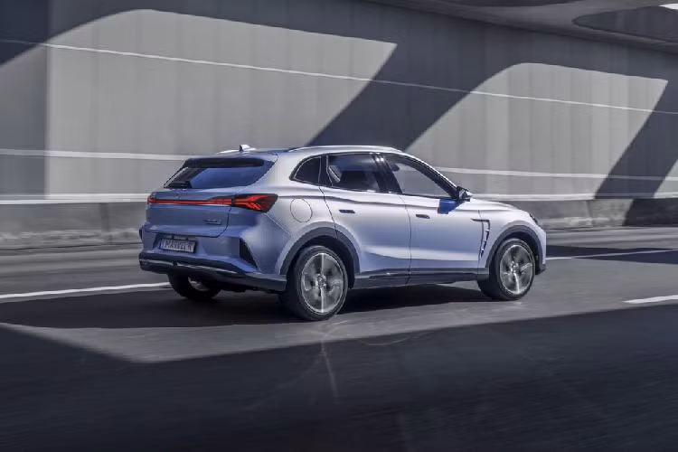 Bên sườn, mẫu SUV cỡ C này dùng bộ vành hợp kim cỡ lớn với thiết kế 5 chấu kép phối 2 màu và khe gió trên chắn bùn trước. Ngoài ra, mẫu xe còn có nóc dốc dần về phía sau khá phong cách và tay nắm cửa nằm chìm vào thân xe.