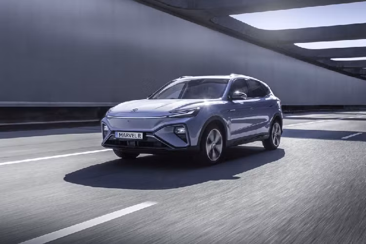 Vào hồi tháng 3 đầu năm nay, thương hiệu ôtô MG đã vén màn mẫu SUV cỡ nhỏ Marvel R Electric ở thị trường châu Âu. Sau nửa năm, hãng MG mới công bố giá bán của mẫu SUV chạy điện này. Theo đó, ở thị trường châu Âu, MG Marvel R Electric 2022 mới có 3 phiên bản, bao gồm Comfort, Luxury và Performance với giá dao động từ 39.990 - 47.990 Euro (khoảng 1,05 - 1,26 tỷ đồng).