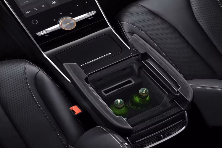 Riêng bản Performance được trang bị 3 mô-tơ điện với thêm 1 mô-tơ điện nằm trên cầu trước, tạo ra công suất tổng cộng 284 mã lực và mô-men xoắn cực đại 665 Nm. Sức mạnh này cho phép bản Performance tăng tốc từ 0-100 km/h trong thời gian 4,9 giây trước khi đạt vận tốc tối đa 200 km/h.