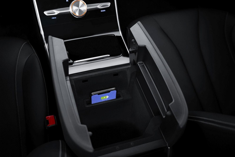 Chưa hết, MG Marvel R Electric còn được trang bị cụm pin 70 kWh, cho phép 2 bản Comfort và Luxury chạy 370 km sau khi sạc đầy pin. Phạm vi hoạt động tương ứng của bản Performance là 402 km. Với hệ thống sạc nhanh, người dùng có thể tăng dung lượng pin từ 5-80% trong thời gian chỉ 43 phút.