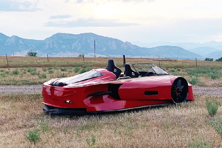 Không rõ Arosa có thông số hiệu suất cụ thể là bao nhiêu, nhưng các con số được tiết lộ về Supercraft hồi năm 2015 cho biết nó có thể đạt tốc độ tối đa 128 km/h, phạm vi di chuyển 192 km ở tốc độ hành trình 64 km/h, và độ cao cách đất 18 cm. Đối với một hovercraft, đây là những con số ấn tượng “đẳng cấp siêu xe”. Tuy nhiên cũng cần lưu ý rằng bạn sẽ không thể đưa Arosa lên đường phố công cộng được bởi hovercraft thường được phân loại là thuyền ở hầu hết mọi nơi trên thế giới.