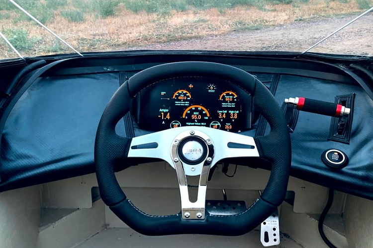 Là một chiếc hovercraft, Arosa chạy trên một lớp đệm khí, cho phép nó lướt trên mọi dạng bề mặt và mang lại trải nghiệm vô cùng êm ái, dễ chịu. Hệ thống điều khiển hướng tân tiến, tính năng kích hoạt bằng dây điện, và một hệ truyền động hybrid (một động cơ và ba mô tơ điện), cùng với thân vỏ trọng lượng nhẹ làm bằng hợp kim crôm và sợi carbon sẽ khiến Arosa đi nhanh và ổn định, đồng thời rất dễ vận hành.