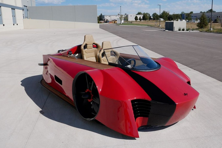 Hovercraft, hay thuyền đệm khí, là một phương tiện có khả năng di chuyển trên đất liền, mặt nước, bùn lầy, băng đá, và nhiều dạng bề mặt khác nhờ cơ chế tạo ra một lớp đệm khí phía dưới. Những phương tiện này đã ra đời cách đây vài thập kỷ và thường được sử dụng cho mục đích thương mại hoặc quân sự. Giờ đây, một công ty tên gọi VonMercier lại có tham vọng sản xuất một mẫu hovercraft VonMercier Arosa mới sang trọng nhắm đến những nhà sưu tập tư nhân.