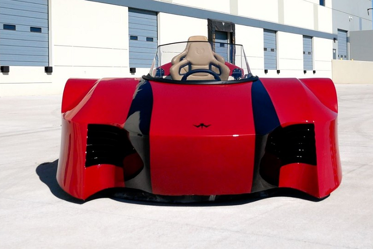 VonMercier Arosa đặc biệt này là một chiếc hovercraft đúng nghĩa, nhưng cũng là một sản phẩm xa xỉ, một phương tiện lưỡng cư, không ồn ào và tiết kiệm nhiên liệu mà có thể lái trên mọi loại địa hình, cho dù là cát, đá, thậm chí trên mặt nước và bờ biển.