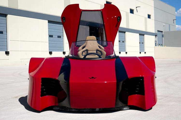 Trên thực tế, phương tiện kỳ lạ như đến từ tương lai này đã tạo sự chú ý lần đầu tiên trong năm 2014, khi bản concept được giới hạn, và những ai quan tâm có thể ghi tên đặt hàng trước. Hồi đó, nó được gọi là Supercraft và được thiết kế bởi Mercier-Jones, với thời hạn giao hàng trong năm 2015. Về sau, Michael Mercier, bộ não phía sau ý tưởng này đã thành lập công ty riêng VonMercier, và ông ấy hi vọng sẽ có thể chế tạo và gửi tới khách hàng phiên bản sản xuất mà giờ được đổi tên thành Arosa.