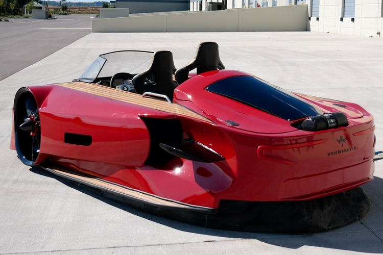 Các chi tiết cụ thể của Arosa chỉ được hé lộ cho các thành viên của cộng đồng VonMercier, tức là các nhà đầu tư và người đặt hàng trước, nhưng những gì đã được công khai có lẽ cũng đủ để các đại gia móc ví của họ. Arosa hứa hẹn sẽ tái phát minh phương tiện giao thông cá nhân cho lĩnh vực hàng hải sang trọng, cung cấp một phương tiện vừa sáng tạo vừa đẹp mắt. Hấp dẫn hơn nữa, người mua còn có thể tiến hành cá nhân hóa nó như thể xe ôtô.