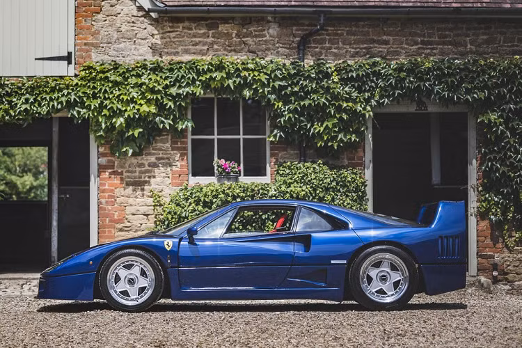 Bên trong chiếc Ferrari F40 này, ghế xe đua ôm lấy người ngồi của xe trông vẫn còn nguyên vẹn. Tuy nhiên, người dùng đừng mong chờ sẽ tìm thấy những chi tiết như tay nắm cửa, hệ thống âm thanh hay thậm chí thảm sàn bên trong chiếc siêu xe cổ này. Nguyên nhân là do nội thất của xe được giữ ở trạng thái hết sức cơ bản. Tất nhiên, xe vẫn có điều hòa nhiệt độ để mang đến cảm giác thoải mái cho người dùng.