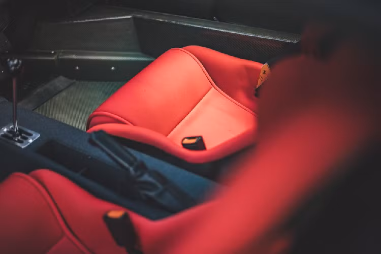 Chiếc Ferrari F40 này thuộc đời 1989, được sơn ngoại thất màu xanh dương đẹp mắt và đi kèm nội thất bọc da màu đen phối đỏ tương phản. Với giá bán kể trên, chiếc siêu xe cũ này đắt bằng 2 chiếc Ferrari SF90 Stradale "đập hộp".