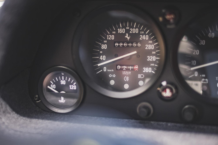 Trên thực tế, chiếc Ferrari F40 này rất nổi tiếng tại xứ sở sương mù. Chiếc xe vốn thuộc sở hữu của anh Sam Moores từ năm 2015. Anh Moores được biết đến như một nhiếp ảnh gia thương mại từng đoạt nhiều giải thưởng quốc tế, YouTuber kiêm tay đua nghiệp dư. Trên trang Instagram cá nhân, anh Moores đã thường xuyên đăng ảnh chụp chiếc Ferrari F40 của mình. Thậm chí, chiếc siêu xe này còn có tài khoản Instagram dành riêng như một người nổi tiếng thực thụ.