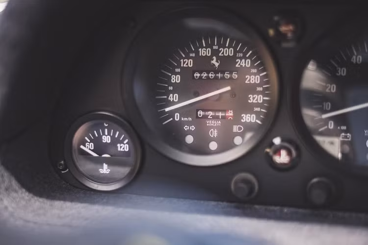 Trên thực tế, chiếc Ferrari F40 này rất nổi tiếng tại xứ sở sương mù. Chiếc xe vốn thuộc sở hữu của anh Sam Moores từ năm 2015. Anh Moores được biết đến như một nhiếp ảnh gia thương mại từng đoạt nhiều giải thưởng quốc tế, YouTuber kiêm tay đua nghiệp dư. Trên trang Instagram cá nhân, anh Moores đã thường xuyên đăng ảnh chụp chiếc Ferrari F40 của mình. Thậm chí, chiếc siêu xe này còn có tài khoản Instagram dành riêng như một người nổi tiếng thực thụ.