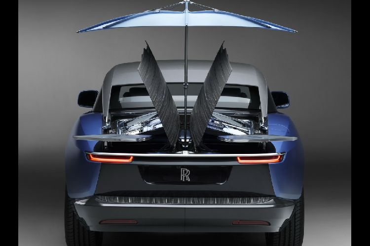 Ngoài ra, dù mang ngoại hình gần giống nhau nhưng mỗi chiếc xe siêu sang Rolls-Royce Boat Tails đều có những khác biệt nhất định do chúng được tuỳ chỉnh theo sở thích của chủ nhân. Rolls-Royce đã tạo ra 1.813 chi tiết hoàn toàn mới cho Boat Tail. Mỗi chiếc Rolls-Royce Boat Tails đều tốn đến 4 năm trời để chế tác.