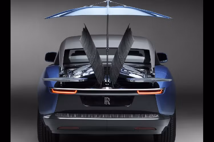 Ngoài ra, dù mang ngoại hình gần giống nhau nhưng mỗi chiếc xe siêu sang Rolls-Royce Boat Tails đều có những khác biệt nhất định do chúng được tuỳ chỉnh theo sở thích của chủ nhân. Rolls-Royce đã tạo ra 1.813 chi tiết hoàn toàn mới cho Boat Tail. Mỗi chiếc Rolls-Royce Boat Tails đều tốn đến 4 năm trời để chế tác.