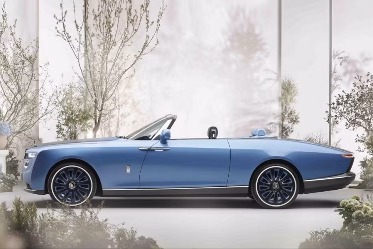 Những chiếc ghế trong cabin cũng được đặt làm riêng. Chiếc xe này còn có những chiếc đồng hồ từ House of BOVET. Cung cấp sức mạnh cho Rolls-Royce Boat Tails vẫn là khối động cơ V12 tăng áp kép dung tích 6.75 L tương tự như Rolls-Royce Phantom. Nó cho phép chiếc xe sản sinh công suất tối đa 563 mã lực.