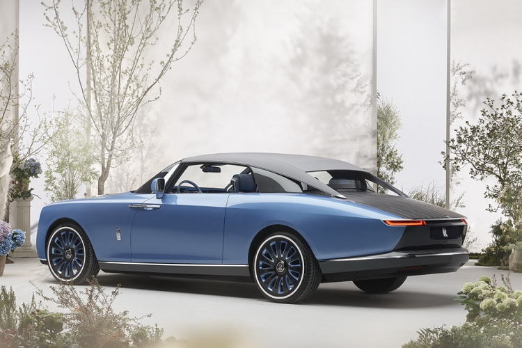 Lần gần nhất Rolls-Royce cho ra mắt một mẫu xe độc quyền là chiếc Sweptail trị giá 13 triệu USD vào năm 2017. Tuy nhiên, giá này không là gì khi so với Boat Tails. Mức giá xe Rolls-Royce Boat Tails lên đến 28 triệu USD (tương đương khoảng 645 tỷ đồng) và sản xuất giới hạn chỉ cho 3 khách hàng duy nhất trên toàn cầu.