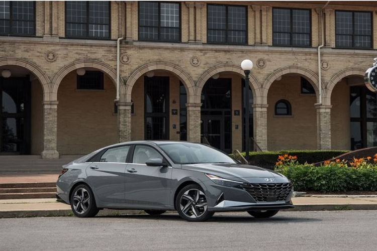 Giống như nhiều mẫu xe cỡ nhỏ khác, mẫu sedan Elantra mới nhất của Hyundai đang cố gắng để mang tới những trải nghiệm sử dụng sang trọng, cao cấp hơn Hyundai Elantra hybrid 2021 mới chỉ là một chiếc xe chỉ đơn thuần phục vụ cho nhu cầu di chuyển hàng ngày. 