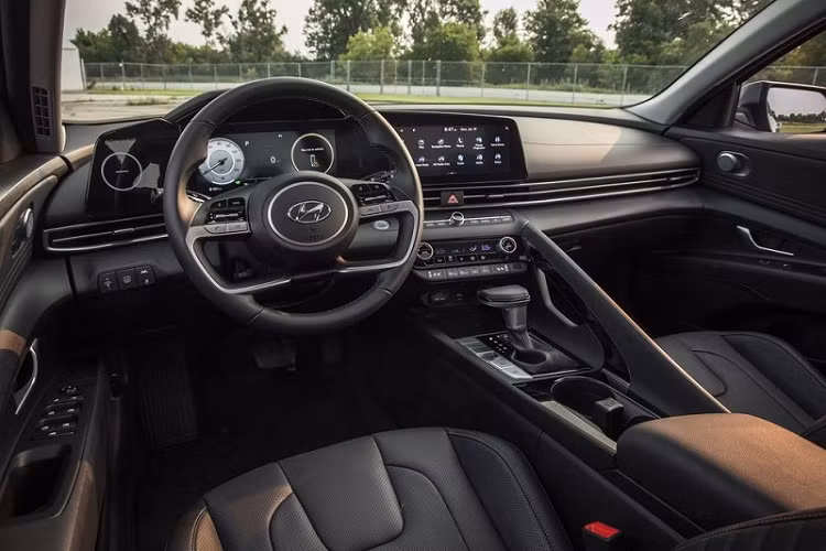 Cụ thể, Elantra tiêu tốn đến 5.88L cho 100km đường hỗn hợp - một con số kém xa so với ước tính của EPA. Trong khi đó, Toyota Corolla hybrid cùng tham gia bài kiểm tra này cho ra kết quả ấn tượng hơn nhiều với 4.2L/100km đường hỗn hợp. Yên tĩnh và tinh tế là những gì mà Hyundai Elantra hybrid mang lại. Với độ bám đường 0.85g đo được trên skidpad cùng khoảng cách đạp phanh xấp xỉ 52m từ vận tốc 70mph (khoảng 113 km/h), Elantra thể hiện một phong thái tự tin mặc dù chưa thật sự mang tới sự đột phá.