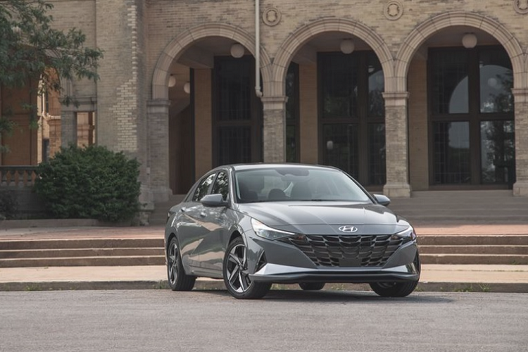 Đây là một trong những mẫu xe hybrid mới được Hyundai giới thiệu trong thời gian gần đây. Hệ truyền động hybrid của Hyundai Elantra 2021 khá giống với thiết lập xăng - điện được tìm thấy trên Ioniq. Cụ thể, nó bao gồm một động cơ xăng 4 xy-lanh chu kỳ Atkinson mạnh 104 mã lực kết hợp cùng một mô-tơ điện cho ra tổng công suất 139 mã lực, thấp hơn đôi chút so với phiên bản động cơ 4 xy-lanh 2.0L.