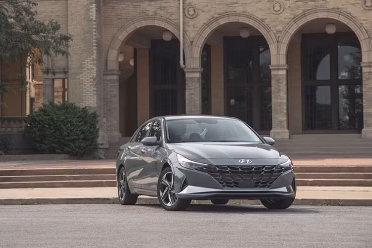 Đây là một trong những mẫu xe hybrid mới được Hyundai giới thiệu trong thời gian gần đây. Hệ truyền động hybrid của Hyundai Elantra 2021 khá giống với thiết lập xăng - điện được tìm thấy trên Ioniq. Cụ thể, nó bao gồm một động cơ xăng 4 xy-lanh chu kỳ Atkinson mạnh 104 mã lực kết hợp cùng một mô-tơ điện cho ra tổng công suất 139 mã lực, thấp hơn đôi chút so với phiên bản động cơ 4 xy-lanh 2.0L.