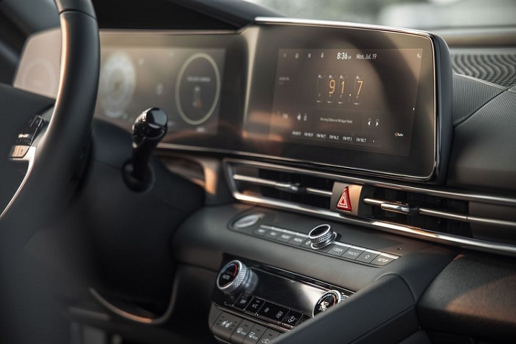 Vô lăng không quá nhẹ cũng không quá nặng và chất lượng lái ổn định là điểm cộng lớn trên Elantra hybrid. Hyundai cho biết, phiên bản hybrid của Elantra không hề phải hy sinh bất kỳ không gian nội thất cũng như khoang chứa hành lý nào so với các biến thể sử dụng động cơ đốt trong thông thường. -