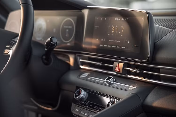 Vô lăng không quá nhẹ cũng không quá nặng và chất lượng lái ổn định là điểm cộng lớn trên Elantra hybrid. Hyundai cho biết, phiên bản hybrid của Elantra không hề phải hy sinh bất kỳ không gian nội thất cũng như khoang chứa hành lý nào so với các biến thể sử dụng động cơ đốt trong thông thường. -