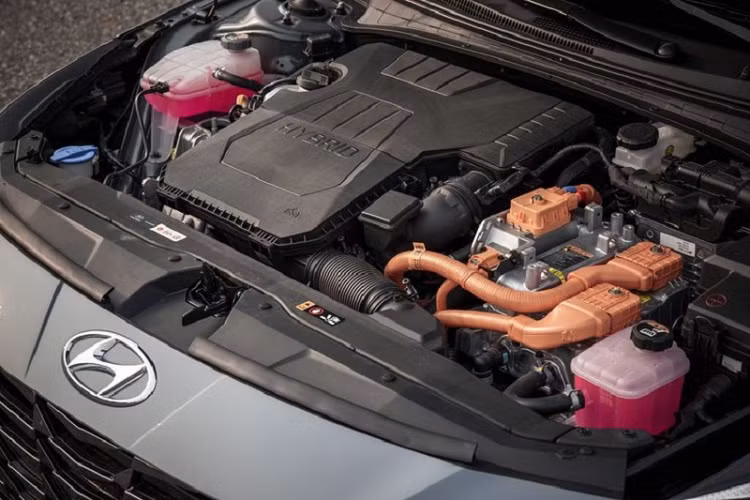 Trong khi nhiều mẫu xe hybrid hiện nay đều sử dụng hộp số tự động vô cấp khiến động cơ thường xuyên kêu to khi tăng tốc đột ngột thì sự thay đổi của Hyundai Elantra hybrid với hộp số tự động ly hợp kép giúp hạn chế đáng kể những cảm giác khó chịu về tiếng ồn khi vận hành. Về mức tiêu thụ nhiên liệu, trong khi phiên bản Limited của Hyundai Elantra 2021 được đánh giá 4.8L/100km đường đô thị, 4.52L/100km cao tốc và 4.7L/100km đường hỗn hợp thì kết quả thử nghiệm thực tế lại chưa thực sự đáng mong đợi.