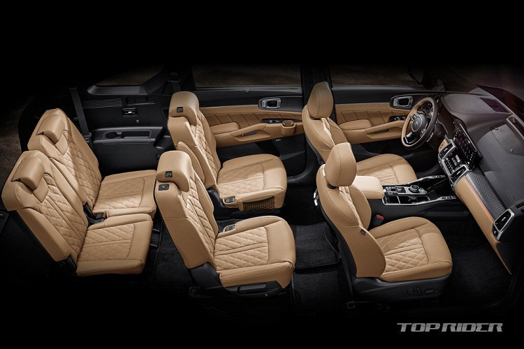 Được biết, Hyundai SantaFe 6 chỗ mới có cấu hình ghế 2+2+2 và được thiết kế chú trọng vào việc nâng cao sự thoải mái cho hàng ghế thứ 2 và 3. Trong đó, hàng thứ 2 được trang bị ghế ngồi thương gia giống như Kia Sorento 6 chỗ, giúp hành khách có lối đi riêng xuống rất tiện lợi. Hyundai Santa Fe hiện đang được bán trên thị trường với các phiên bản 5 và 7 chỗ.