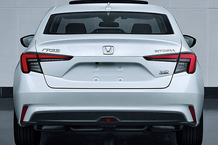  Trên đầu xe xuất hiện cụm đèn pha dài và hẹp, nối liền với lưới tản nhiệt màu đen. Khác với Honda Civic thế hệ mới, mẫu sedan cỡ C này không đi kèm dải đèn LED định vị ban ngày hình chữ "L". Thay vào đó, dải đèn LED định vị ban ngày của Honda Integra 2022 lại được thiết kế vuốt thẳng về phía sau. Ngoài ra, Honda Integra 2022 còn được trang bị lưới tản nhiệt với mắt lưới hình tổ ong thay vì nan nằm ngang như Civic mới. 