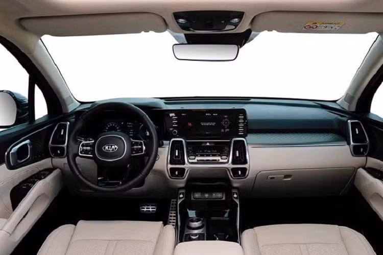 Một thành viên có ý kiến khác: “Màu đỏ này là màu đỏ truyền thống của hãng Kia rồi bác, bao nhiêu xe đều có màu này từ: Sedona, Sorento đến Rondo... Bác nên xem màu xe tham khảo để khỏi mua nhầm”. Chưa hết, vì Sorento 2021 là mẫu xe “hot” nên một số thành viên trong hội bày tỏ muốn mua lại mẫu xe của khách hàng này để không phải chờ đợi nhận xe.